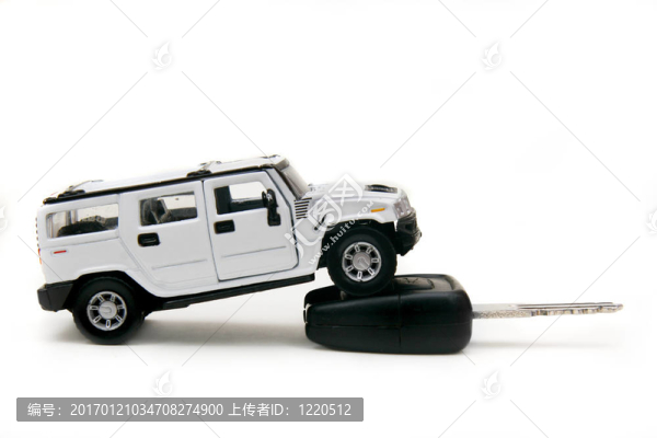 汽車和汽車的鑰匙在白色