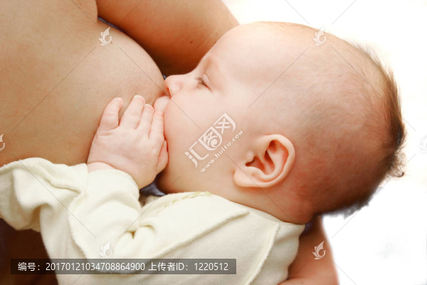 嬰兒靠近乳房白色