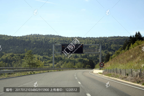 空蕩蕩的街道上