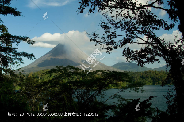 阿雷納火山