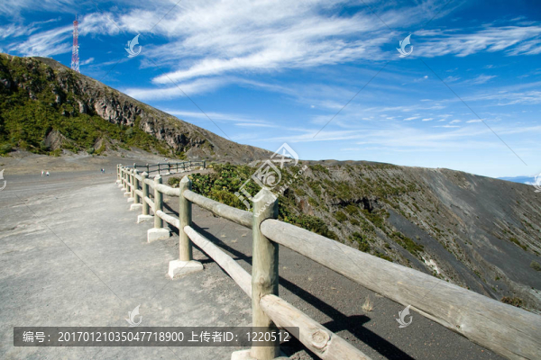在伊拉蘇火山口