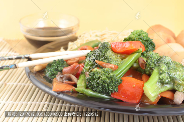 亞洲面條和蔬菜