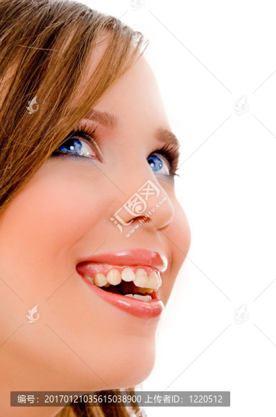 微笑的年輕女人