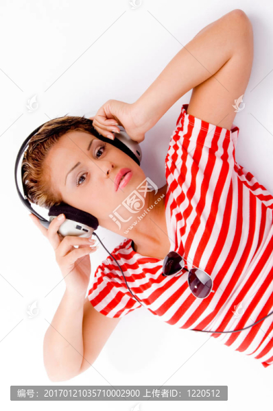 音樂(lè)-年輕的西班牙女人喜歡音樂(lè)