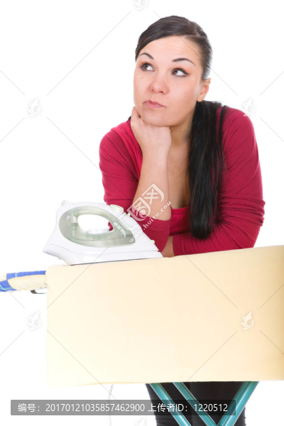 熨衣服的女人