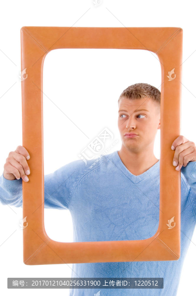 成年男子抱架