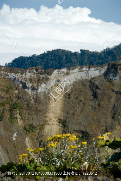 在伊拉蘇火山口