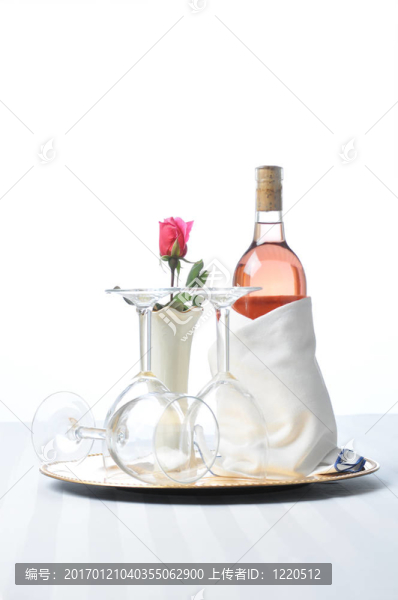 在帶眼鏡和羅絲的托盤上的粉紅色葡萄酒