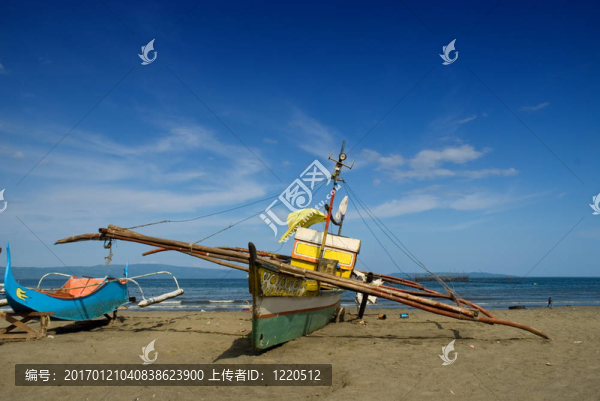 亞洲漁民在海灘上的船