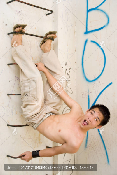 亞洲城市雜技的男孩