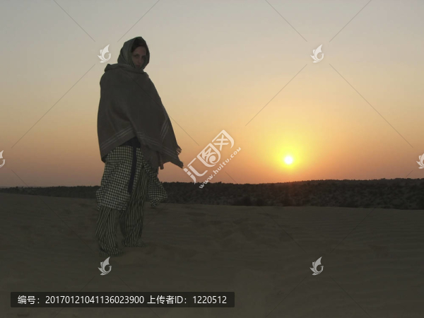 在rajistan沙漠的年輕女子