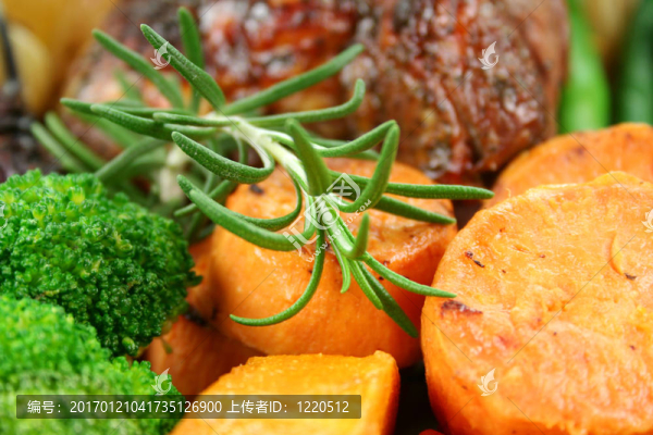 迷迭香和烤蔬菜