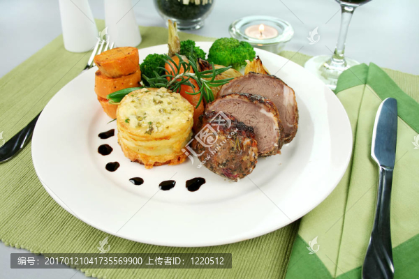 烤羊肉和土豆堆