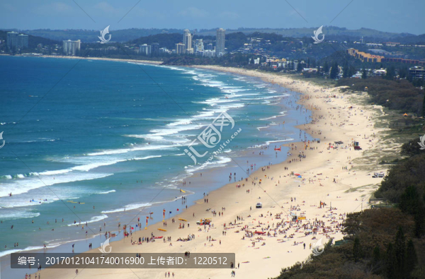 天堂海灘黃金海岸的沖浪者