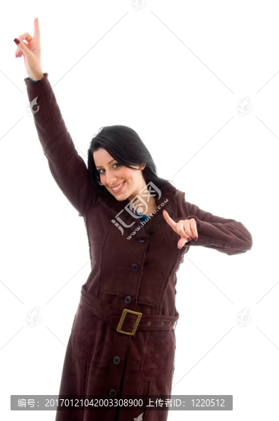 女穿大衣的面帶微笑