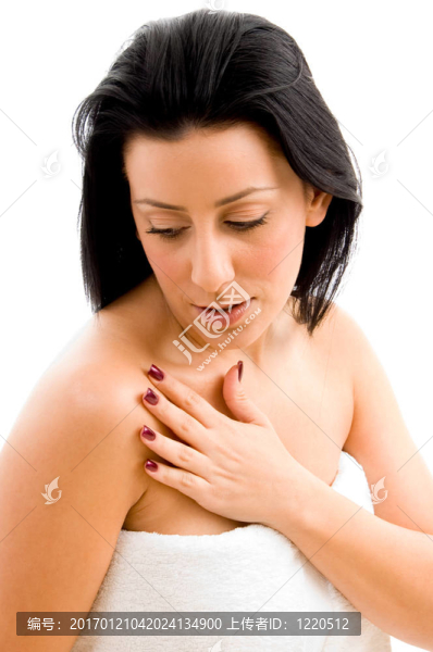女性在溫泉中觸摸身體的高視角