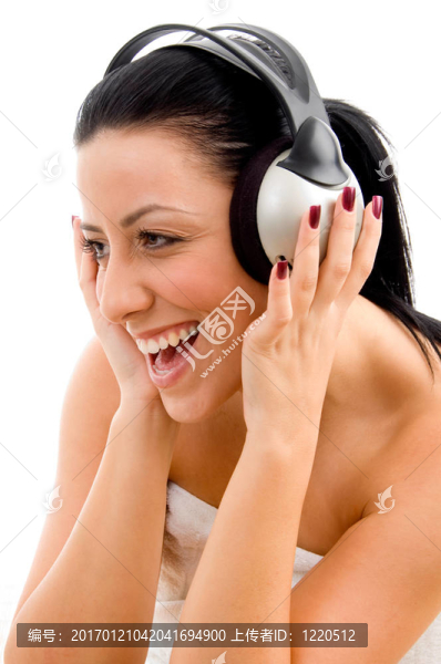 微笑的女人在一個(gè)孤立的白色背景上欣賞音樂(lè)