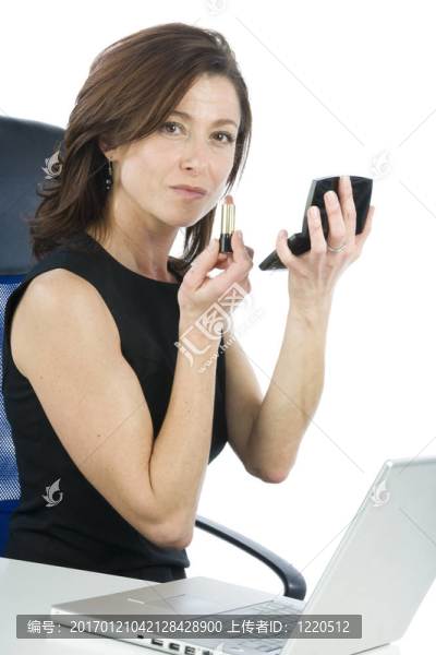 漂亮女人化妝。