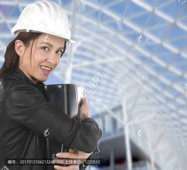 建筑師與現(xiàn)代建筑室外工作的婦女