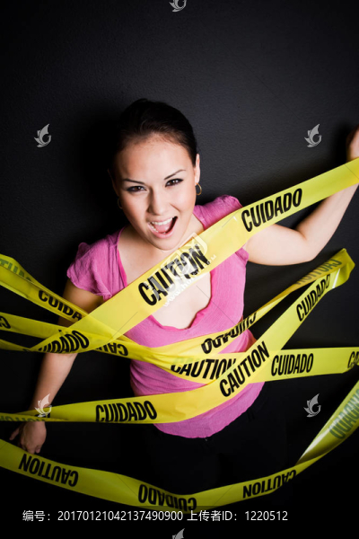 女商人被困在警示膠帶