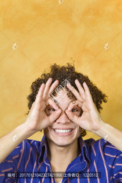 男子用手微笑著眼睛