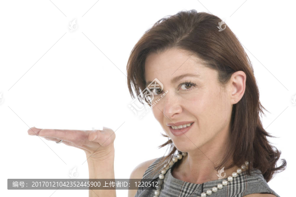 一個(gè)透明的房子40多歲女人手上的肖像