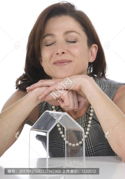 一個透明的房子40多歲女人手上的肖像