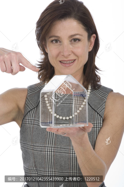一個透明的房子40多歲女人手上的肖像