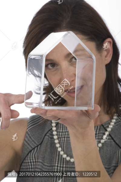 一個(gè)透明的房子40多歲女人手上的肖像