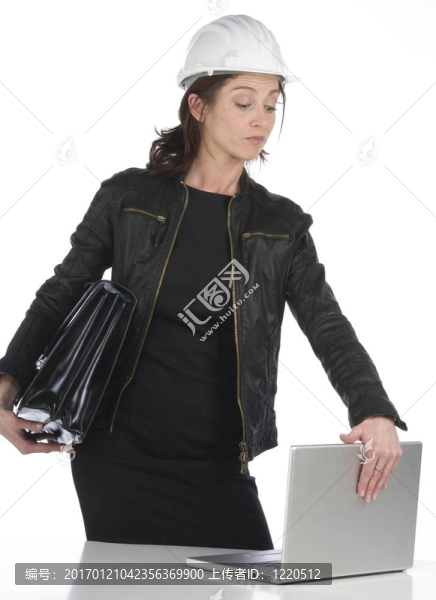 一個漂亮的女建筑師在辦公室