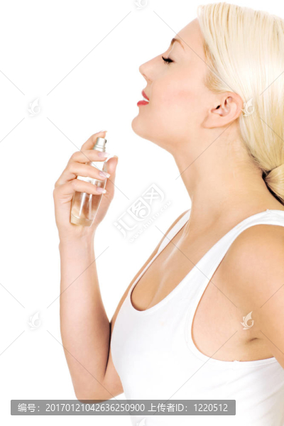 年輕女子在脖子上涂香水