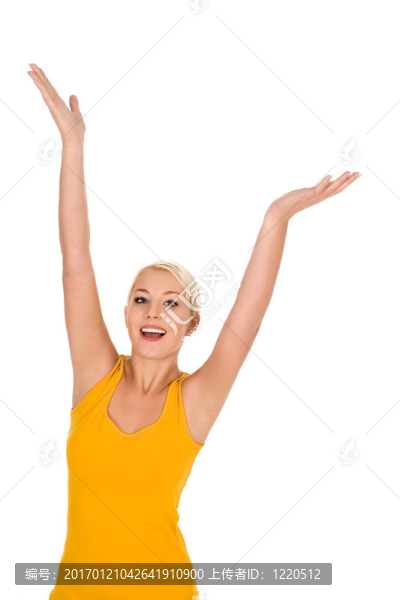 抱臂的女人