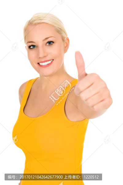拇指向上的年輕女人