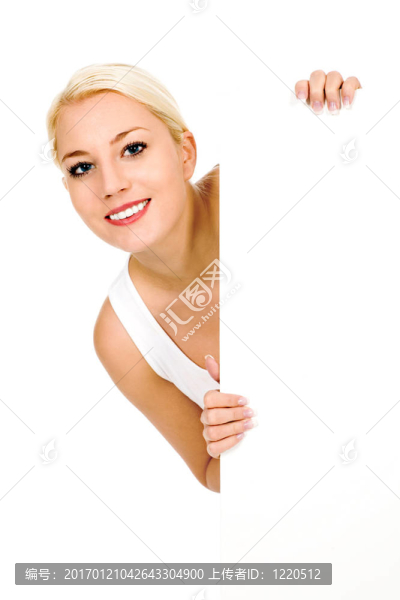 婦女拿著一個廣告牌