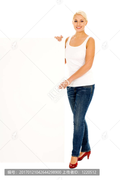 女子抱著空白的廣告牌