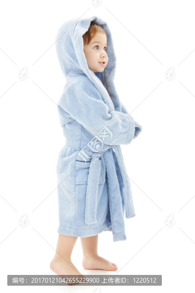 穿著藍(lán)色長(zhǎng)袍的男孩