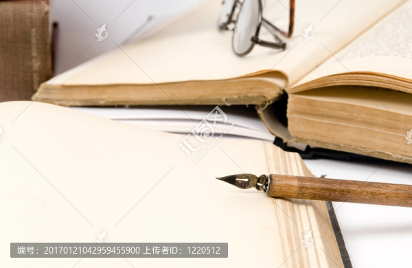 舊書(shū)和鋼筆