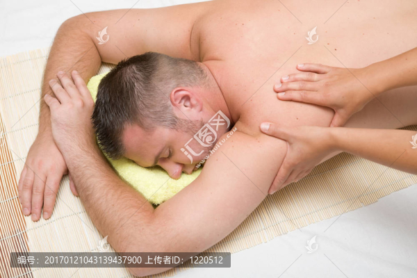 人在按摩