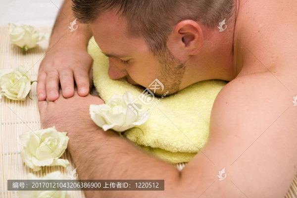 人在按摩