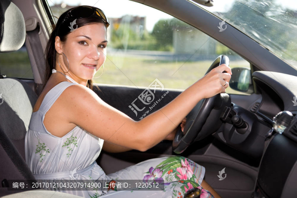 女人在車