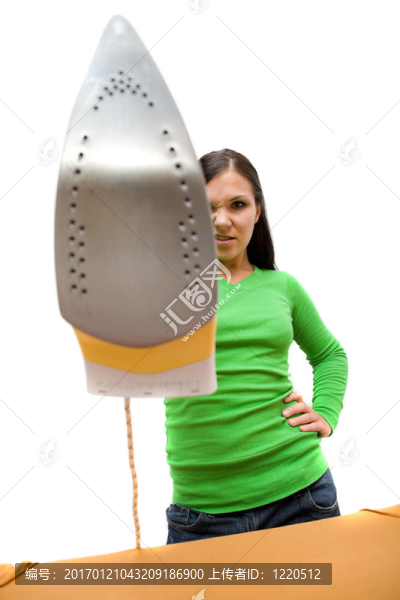 熨衣服的女人