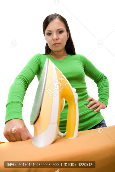 熨衣服的女人