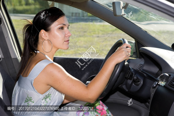 女人在車