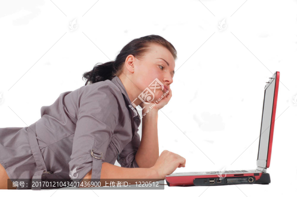 在筆記本電腦上工作的女人