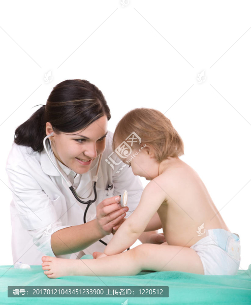 與兒科醫(yī)生的小女孩