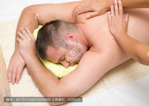 人在按摩