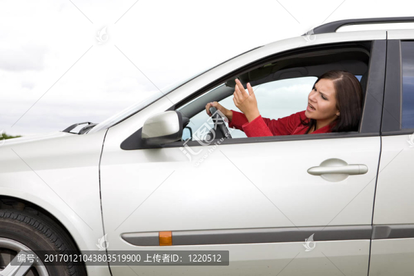 女人在車