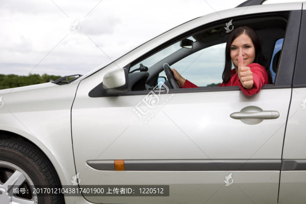女人在車
