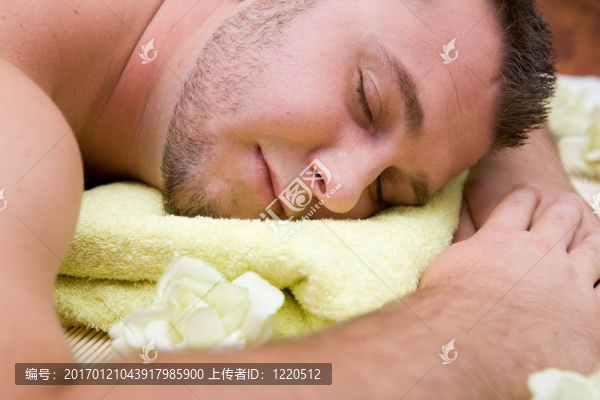 人在按摩