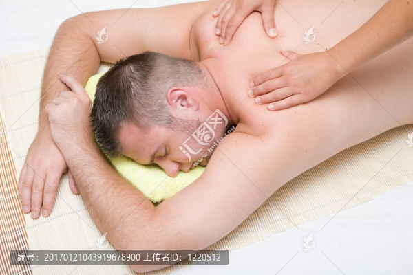 人在按摩